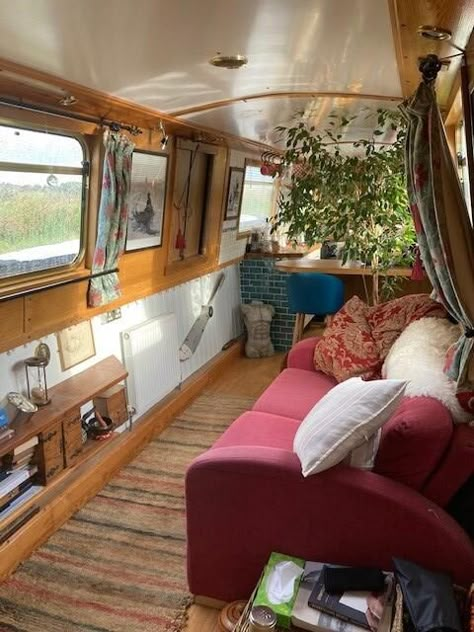 Canal Boat Interior, Narrowboat Interiors, Boat House Interior, Boat Interior Design, Houseboat Living, Boat Living, Narrow Boats, Sailboat Living, Boat Interiors