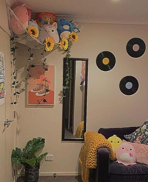 Room Ideas Squishmallows, Bedroom With Squishmallows, Squishmallow Bedroom Aesthetic, Plushie Hammock Aesthetic, Squishmallows Hammock, Squishmallows Aesthetic Room, Sunflower Room Decor Ideas, Squishmallow Organization Ideas, Squishmallows Organization