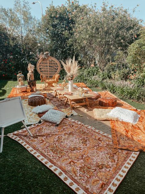 Outdoor Party With Rugs, Boho Lawn Party, Manly Picnic Ideas, Boho Backyard Picnic, Luxury Boho Picnic, Boho Garden Party Decoration, Boho Prom Theme, Boho Outdoor Picnic, Boho Bonfire