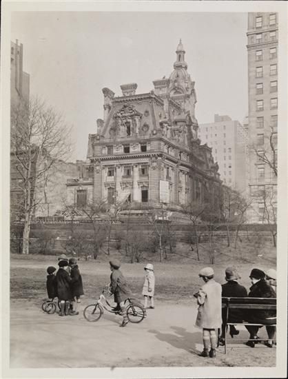 Fifth Avenue’s most insane Gilded Age mansion – Ephemeral New York Kota New York, Residence Architecture, American Mansions, Nyc History, Old Mansions, Gilded Age, John Muir, Vintage New York, New York State