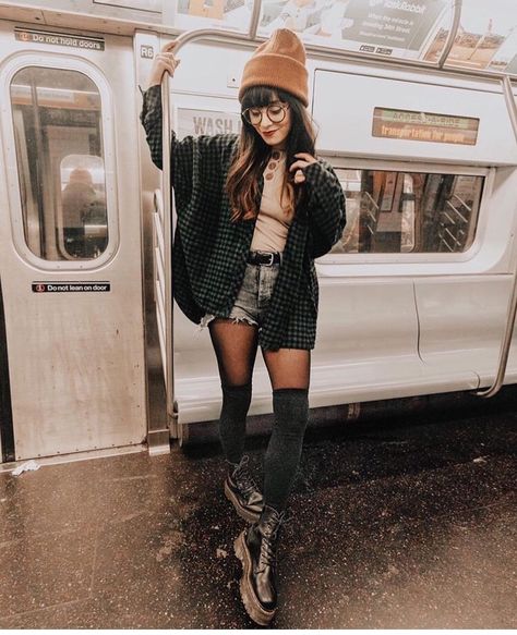 Baggy Flannel Outfit, Knee Socks Outfits, Knee High Socks Outfit, Flannel Outfits Fall, High Socks Outfits, Fall Flannel, Flannel Outfits, Sock Outfits, Rock Outfit