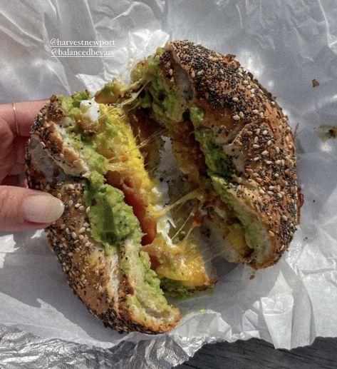 Bagel Sandwich Aesthetic, Bagel Dinner Ideas, Bagel Aestethic, Calic Bagel, Bagel Fillings Ideas, Bagel Aesthetics, Bagels Aesthetic, Bagels Sandwich, Breakfast Bagel Sandwich