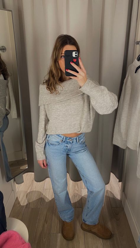 Outfits With Low Uggs, Light Wash Jean Outfits, Hm Winter Outfits, Low Waisted Jeans Outfit Winter, Hm Jeans, Stockholm Style Jeans, Mid Waist Jeans Outfit, Low Waist Jeans Outfit Winter, Outfits To Wear With Uggs