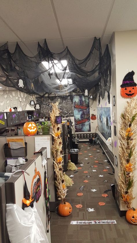 Halloween Decorations Work Desk, Halloween Buisness Decorations, Halloween Decorations Workplace, Breakroom Halloween Decor, Reception Desk Halloween Decorations, Haloween Decoracion Office, Halloween Break Room Ideas, Halloween Decoration Ideas For Office, Halloween Themed Office Decor