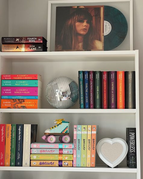 august has my heart 💖🐬🐚🎀📖👯‍♀️🌈 Preppy Room Bookshelf, Groovy Bookshelf, Heart Bookshelf, Coquette Bookshelf Aesthetic, Rainbow Organized Bookshelf, Bookshelf Inspo, Book Girlies, Bookshelf Inspiration, Library Room