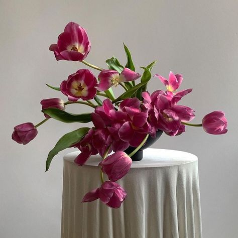 Sogetsu Ikebana, Tulips Arrangement, Large Floral Arrangements, Flower Arrangement Designs, Flower Vase Arrangements, Beautiful Plants, Bouquet Arrangements, Flower Therapy, Vase Arrangements