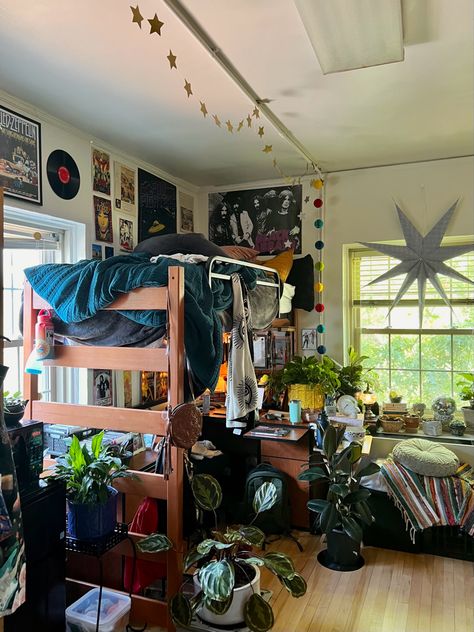 Small Boho Dorm Room, Artsy College Dorm, Dorm Room Inspo Maximalist, College Dorm Bookshelf, Downtown Dorm Room, College Dorm Room Ideas Maximalist, Eccentric Dorm Room, Cool Dorm Aesthetic, Alternative Dorm Room Ideas