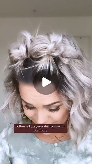 Short Hair Updo Easy, Long Hair Dos, Cute Medium Length Hairstyles, Short Hair Dos, Updo Easy, Peinados Hair Styles, Short Hair Up, Short Hair Bun, Up Dos For Medium Hair