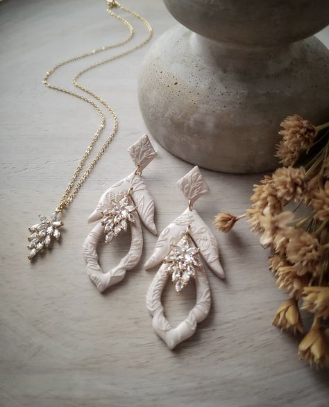 Clay Bridal Earrings, Earring And Pendant Set, Polymer Clay Embroidery, Flower Resin Jewelry, Polymer Clay Flower Jewelry, Diy Earrings Polymer Clay, Polymer Clay Jewelry Tutorials, Handmade Clay Jewelry, Polymer Earrings