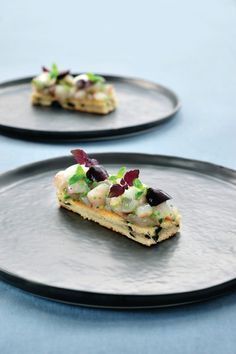 Tartaar van zeebaars op biscuit geserveerd http://www.njam.tv/recepten/tartaar-van-zeebaars-op-biscuit-geserveerd Fancy Dinner Recipes, Fine Dining Recipes, Deli Food, Food Pairings, Fine Food, Fish Dishes, Food Presentation, Food Plating, Food Design