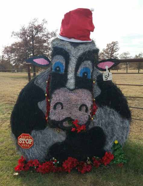 Christmas Cow Hay Bale Haybale Christmas Ideas, Ffa Christmas Float, Round Hay Bale Decorating Ideas Christmas, Farm Parade Float Ideas, Hay Bale Decorating Ideas Christmas, Hay Bale Christmas Ideas, Hay Bale Christmas Decor, Christmas Hay Bale Ideas, Christmas Hay Bale Decor