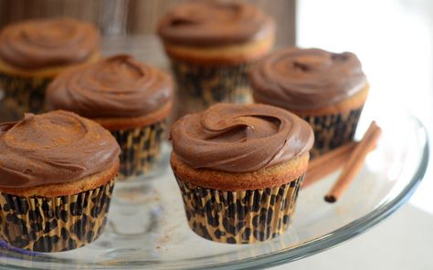 Cinnamon Cupcakes with Chocolate Cinnamon Frosting ~ Baking Bites Dessert Cinnamon, Classic Coffee Cake, Cinnamon Frosting, Sour Cream Frosting, Cinnamon Cupcakes, Cinnamon Icing, Cupcakes With Chocolate, Snickerdoodle Recipe, Mexican Chocolate