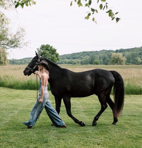 Cowgirl Aesthetic, Horse Aesthetic, Horse Ranch, Horse Photos, English Countryside, Horse Love, Horse Girl, The Grass, A Horse