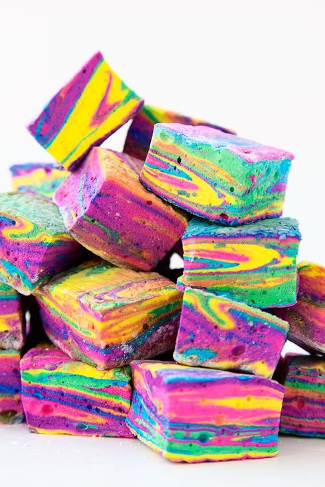 Diy Tie Dye, Smores Dessert, Rainbow Desserts, Smore Recipes, Vegan Marshmallows, Tie Dye Party, Marshmallow Fondant, Marshmallow Treats, Breakfast And Brunch