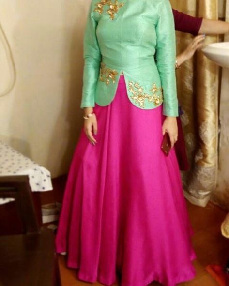 Long Choli Blouse Design, Magenta Colour, Choli Blouse Design, Long Blouse Designs, Blouse Designs Catalogue, Choli Blouse, Wedding Lehenga Designs, Blouse Designs Indian, Ladies Blouse Designs