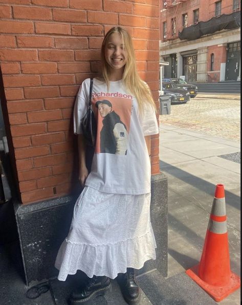 Lila Moss, Big Skirts, White Long Skirt, Long Skirt Outfits, Rock Outfit, Aesthetic Fits, White Skirt, Tshirt Outfits, Spring Summer Outfits