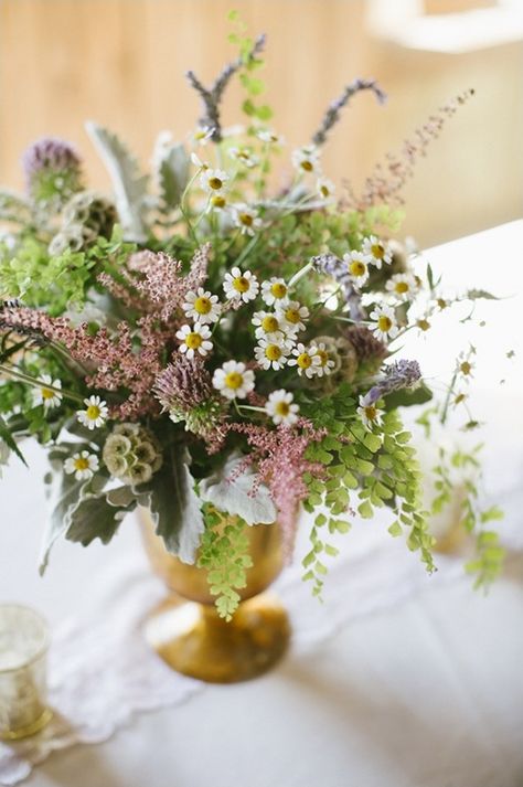 Ideas Para Novios, Wildflower Centerpieces, Bouquet Champetre, Cheap Wedding Flowers, Metallic Wedding, Wedding Table Flowers, בר מצווה, Wildflower Bouquet, Wildflower Wedding