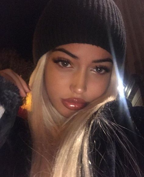 Pinterest: @ nandeezy † Kimberly Page, How To Wear A Wig, Blonde Hair Girl, Ash Blonde Hair, Cindy Kimberly, Pretty Face, العناية بالبشرة, Maquillaje De Ojos, Pretty People