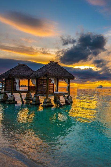 This stunning real-life postcard is available every sunset at Sandals Montego Bay. Have you seen the Jamaican sunset? Jamaican Aesthetic, Jamaica Holiday, Aloita Resort, Hawaii Restaurant, Jamaican Beaches, Jamaica Honeymoon, Sandals Montego Bay, Warm Vacation, Jamaican Vacation