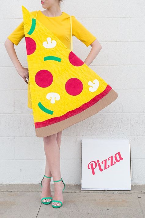 DIY Pizza Slice + Delivery Boy Couples Costume | Studio DIY | Bloglovin’ Pizza Halloween Costume, Last Minute Diy Costumes, Pizza Costume, Diy Costumes Kids Boys, Food Halloween Costumes, Delivery Boy, Diy Carnival, Diy Pizza, Food Costumes