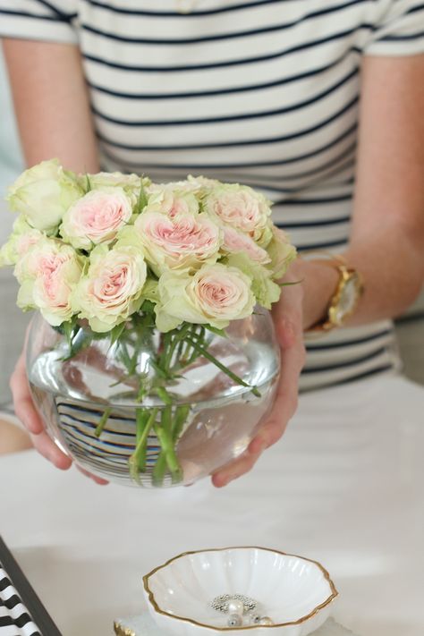 Here's a quick tutorial on how to arrange long-stemmed roses in a round vase. Make the most of your gorgeous bouquet to display in your home. Flower Arranging Videos, Makeover Living Room, Condo Makeover, Chicago Condo, Rose Flower Arrangements, Living Room Reveal, Diy Playbook, Home Floral Arrangements, Michigan Avenue