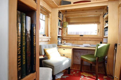 The living area of Jay Shafer's 119 square foot "Gifford" model house by Jay Shafer's Tiny House Company, has a steel topped desk that can double as a couch when a cushion is placed on top of it, in Graton, CA Wednesday, December 4, 2013. Photo: Michael Short, The Chronicle Metal Bathtub, Tiny Home Office, Tiny House Company, Small Bathtub, Small House Decorating, Tiny House Inspiration, Tiny House Bathroom, Tiny Home Ideas, Cost To Build