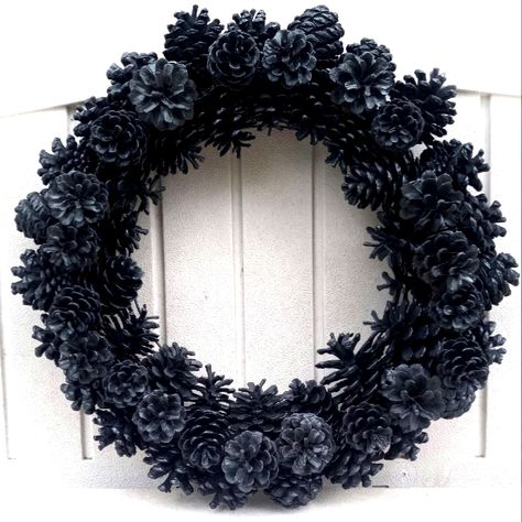 Gothic Christmas Wreath, Tree Tatoos, Dark Christmas Decor, Black Christmas Wreath, Corn Crafts, Pinecone Art, Gothic Winter, Nice Animals, Pinecone Crafts