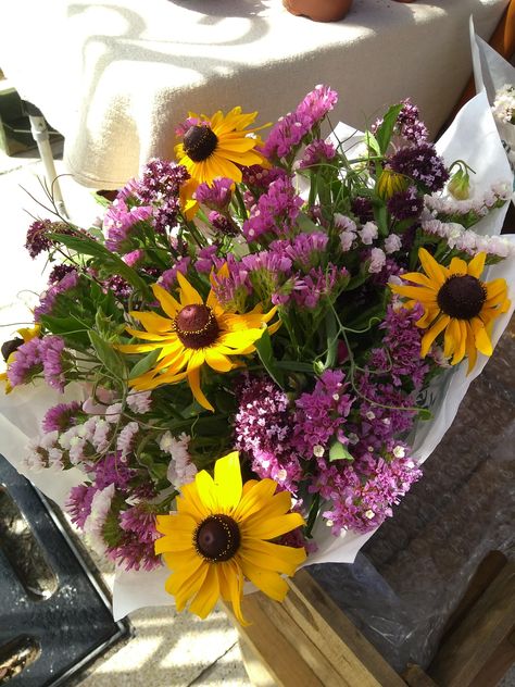 Statice and Rudbeckia Rudbeckia Bouquet, Statice Bouquet, Market Bouquets, Garden Bouquet, Flower Farming, Flower Arrangement Designs, Sunflower Bouquets, Cut Flower Garden, Market Ideas