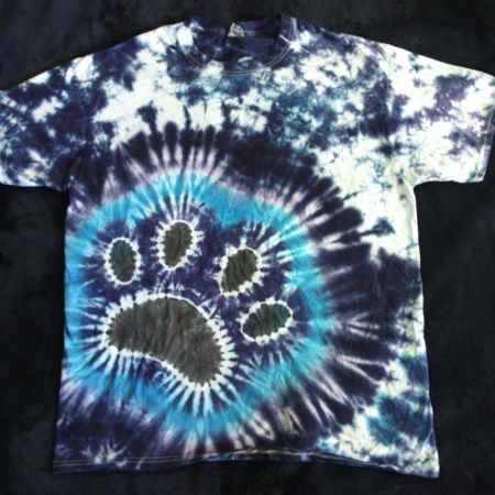 Dog Paw print tie dye tie-dye shirt Tye Dye Cow Print Diy, Tie Dye Patterns Long Sleeve Diy, Cow Tie Dye, Tie Dye Color Combinations Ideas, Tiedye Tshirt Patterns Diy, Paw Print Tie Dye Diy, Tye Dye Paw Print Diy, Tie Dye Ideas Pattern, Unique Tie Dye Patterns