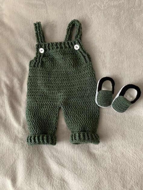 Greetings fellow creatives and crocheters! If you're looking for amazing creative ideas and free crochet patterns, don't hesitate to click the link above! 🦚 Crochet Infant Overalls Free Pattern, Crochet Newborn Clothes, Baby Boy Crochet Ideas, Baby Boy Crochet Patterns Free, Crochet Baby Overalls Pattern, Baby Boy Crochet Outfits, Crochet For Baby Boy, Baby Boy Crochet Patterns, Crochet Baby Onesie