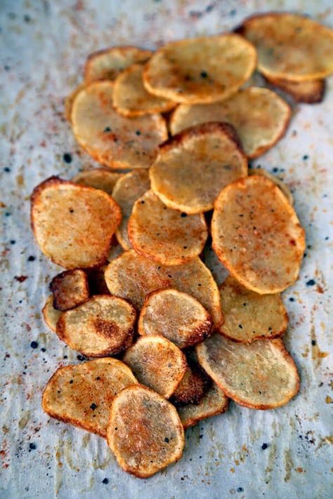 baked potato chips Oven Baked Potato Chips, Allergy Free Snacks, Oven Baked Potato, Grilled Appetizers, Easy Baked Potato, Baked Potato Chips, Potato Chip Recipes, No Salt Recipes, Vegan Appetizers