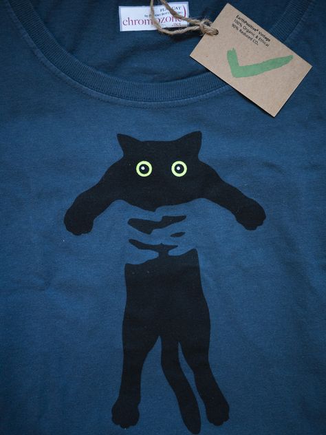 cat shirt Ghost Hands, Idee Cricut, Tshirt Painting, Tshirt Quilt, Cat Products, Silkscreen Print, T Shirt Painting, Shirt Design Inspiration, Cat Cute