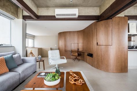 Duplex Curve / Mandarina Arquitetura | ArchDaily مركز ثقافي, Curved Wood, Curved Walls, 아파트 인테리어, Concrete Slab, Architectural Features, 인테리어 디자인, Open Space, Wood Paneling