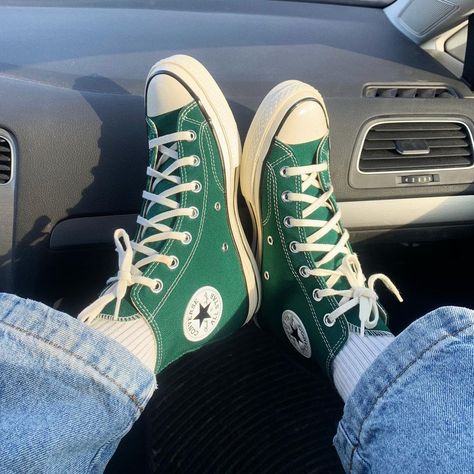 Green Converse Outfit Men, Converse Haute, Aesthetic Converse, Converse Aesthetic, Dr Shoes, Trendy Shoes Sneakers, Green Converse, Outfits With Converse, Hype Shoes