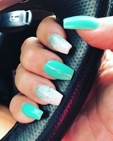 White Nails With Turquoise Tips, Acrylic Nails August 2023, Nails For Turquoise Dress, Teal And White Nail Ideas, Mail Designs Easy, Mint Blue Nails Design, Turquoise Spring Nails, Tiffany Blue Nail Designs, Mint Teal Nails