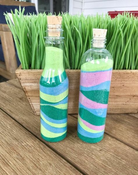 Mini sand art bottles are a perfect project for a rainy day! These colorful decor accents will add a bright spot to your home or patio! Make this art in minutes for a beautiful summer decor piece! Sand Bottles Diy, Sand Bottle Art, Sand Art Bottles Diy, Sand Art Designs, Sand Art Diy, Sand Ideas, Sand Bottles, Monumental Vbs, How To Make Sand