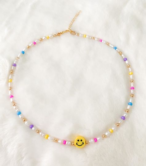 Smiley face necklace / Happy face necklace MATERIAL AND SIZE Colorful beads 18k Gold filled balls PC smiley face Length: 15, 16 or 18 inches + extender If you have questions about the product, feel free to reach me out. Don't forget to check out my other items in the store: Https://www.etsy.com/shop/nyahwithlove Smiley Face Jewelry, Preppy Necklaces, Smiley Face Necklace, Pulseras Kandi, Simple Beaded Necklaces, Colorful Beaded Necklace, Choker Pearl, Face Jewelry, Preppy Jewelry