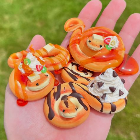 Pancake snakes are still available in the shop!! 🐍🥞 Also, custom orders are OPEN! Message me for a quote, no obligations! . . . . #fimo #fimocreations #fimoart #fimoclay #cuteclay #fimocreation #fimostaedtler #fimolove #snakeart #polymerclay #polymerclaycreations #polymerclayart #polymerclayartist #polymerclaycreation #polymerclayloves #polymerclayanimals #polymerclaysculpture #polymerclayfigurine #clayanimals #snek #sneksofinstagram #snakelover #snakelove #snakeart #snakesofinstagram #kawaii... Cute Little Clay Animals, Food Animals Clay, Zelda Clay Ideas, Snake Clay Art, Marvel Polymer Clay, Clay Cute Animals, Polymer Clay Crafts Easy, Polymer Clay Sculpture Ideas, Little Clay Ideas