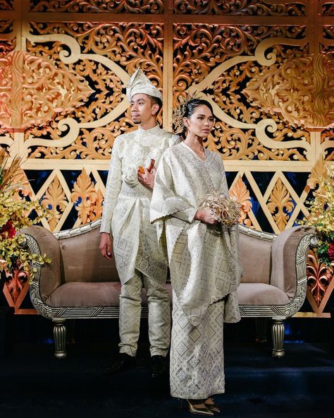 Malay Songket Wedding, Baju Sanding Klasik, Pelamin Tradisional Melayu, Tradisional Melayu Wedding, Songket Wedding Dress Bridal Collection, Classic Malay Wedding Theme, Pelamin Klasik Tradisional Melayu, Malay Wedding Dress Songket, Wedding Dress Songket