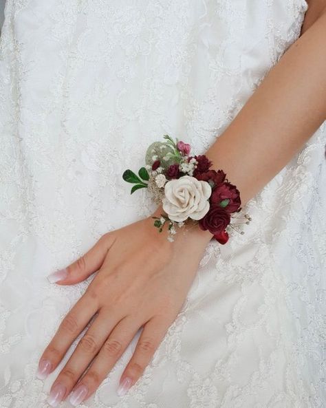 Prom Flowers Corsage, Bracelet Corsage, Seating Chart Wedding Diy, Wrist Corsage Wedding, Flower Wrist Corsage, Prom Corsage And Boutonniere, Wedding Corsages, Bridesmaid Corsage, Corsage And Boutonniere