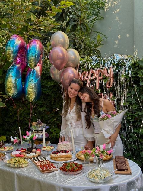 besties 🎀 Bday Poses With Friends, Cake Inspo Simple, Aesthetic Birthday Pictures, Cake Aesthetic Birthday, Birthday Spread, Aesthetic Birthday Cake, Birthday Cake Aesthetic, 29 Birthday, Birthday Poses