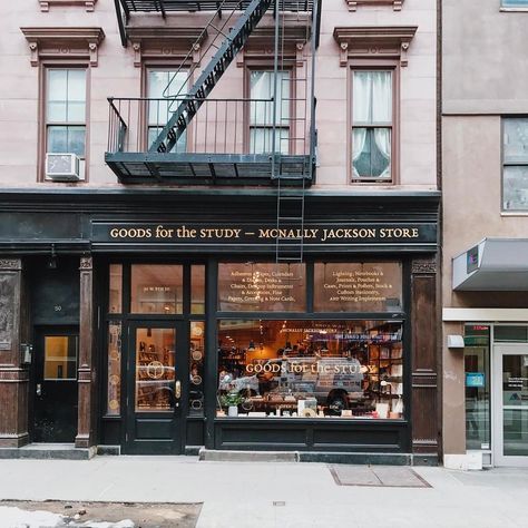 New York Mcnally Jackson, Pizzeria Design, Restaurant Facade, American Cafe, Cafe Window, New York Coffee, Storefront Design, Cafe Shop Design, Shop Fronts