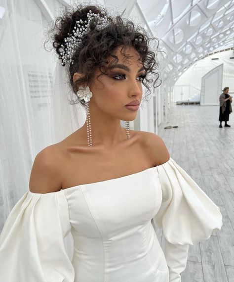 Mixed Race Wedding Hair, Bridal Hairstyle For Curly Hair, Classy Wedding Hair, Black Brides Hairstyles, Curly Bridal Hair, Curly Wedding Hair, Wedding Hairstyles Bride, Brown Skin Makeup, Pelo Afro