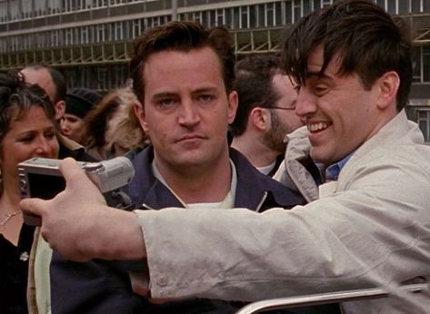 Friends - London baby! Joey London, Chandler Friends, Joey Chandler, Baby Friends, Friends Tv Series, Joey Tribbiani, London Baby, Friends Moments, Friends Series