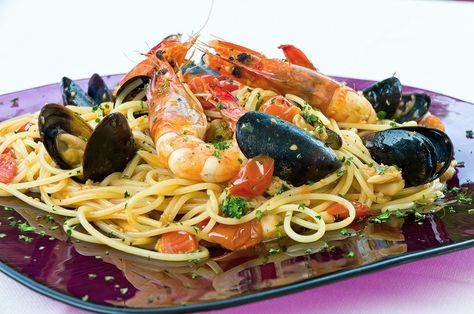 Gli spaghetti allo scoglio sono un primo piatto a base di pesce tipico delle zone di mare. Vediamo come prepararli ed in quali varianti Bean Pasta, Italian Cooking, Calamari, Quick Cooking, Linguine, Italian Dishes, Marinara, Amazing Food, Pasta Dishes