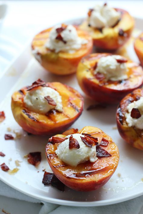 Brown Sugar Grilled Peaches with Ricotta, Honey and Crispy Prosciutto - So easy and will wow guests! Grilled Peaches Recipe, Grill Dessert, Crispy Prosciutto, Grilled Fruit, Easy Summer Desserts, Grilled Peaches, Peach Recipe, Summer Grilling, Fruit Desserts