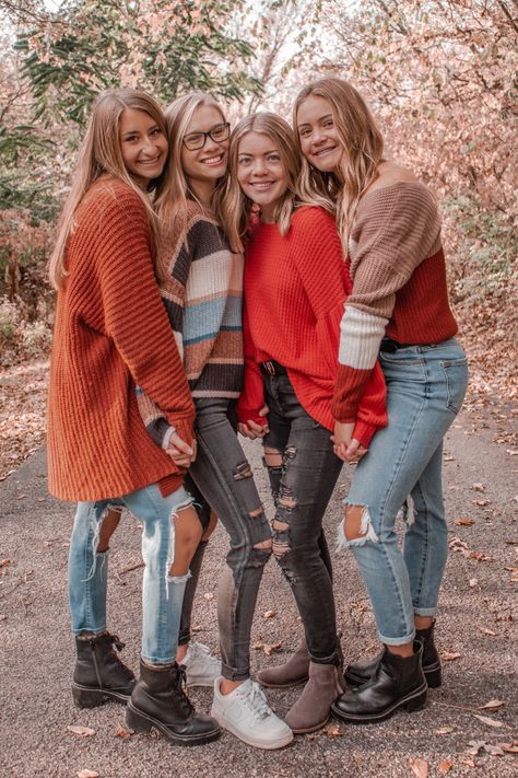 4 Girlfriends Photoshoot, Photoshoot Ideas For 4 Best Friends, Friends Photoshoot Ideas Group, 4 Friends Photoshoot, Sorority Photoshoot, Group Photo Poses, 4 Best Friends, Sister Pictures, Sisters Photoshoot