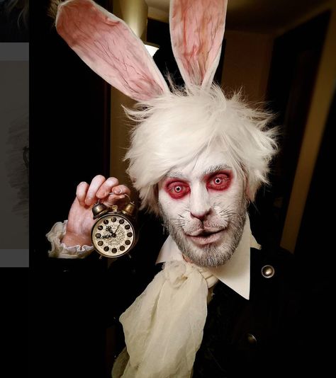 The White Rabbit Cosplay, Scary Rabbit Makeup, Coelho Halloween, White Rabbit Makeup Alice In Wonderland, Wonderland Rabbit Costume, Rabbit Halloween Makeup, Alice In Wonderland Rabbit Costume, White Rabbit Cosplay, White Rabbit Makeup