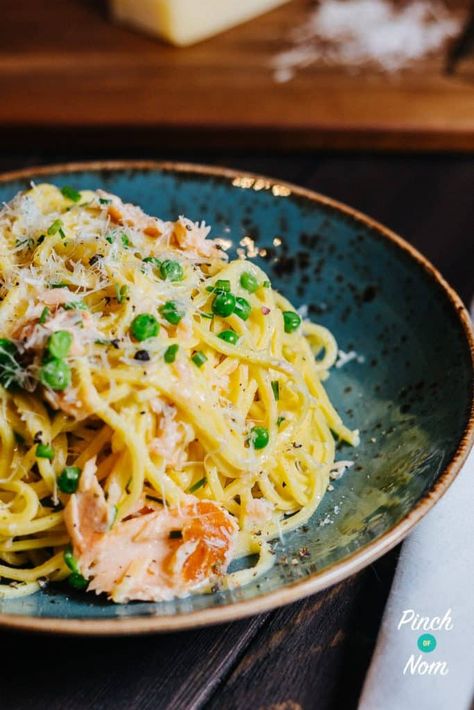 Smoked Salmon Spaghetti, Salmon Carbonara Pasta, Smoked Salmon Recipes Dinners, Smoked Spaghetti, Recipes Using Smoked Salmon, Smoked Salmon Pasta Recipes, Salmon Spaghetti, Uni Meals, Salmon Smoked