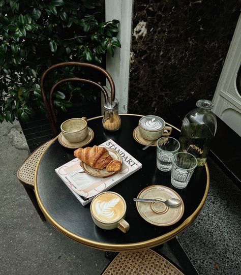 Paris Breakfast, Parisian Lifestyle, Parisian Life, Oui Oui, Cafe Food, Coffee Time, Aesthetic Food, Instagram Feed, Dream Life